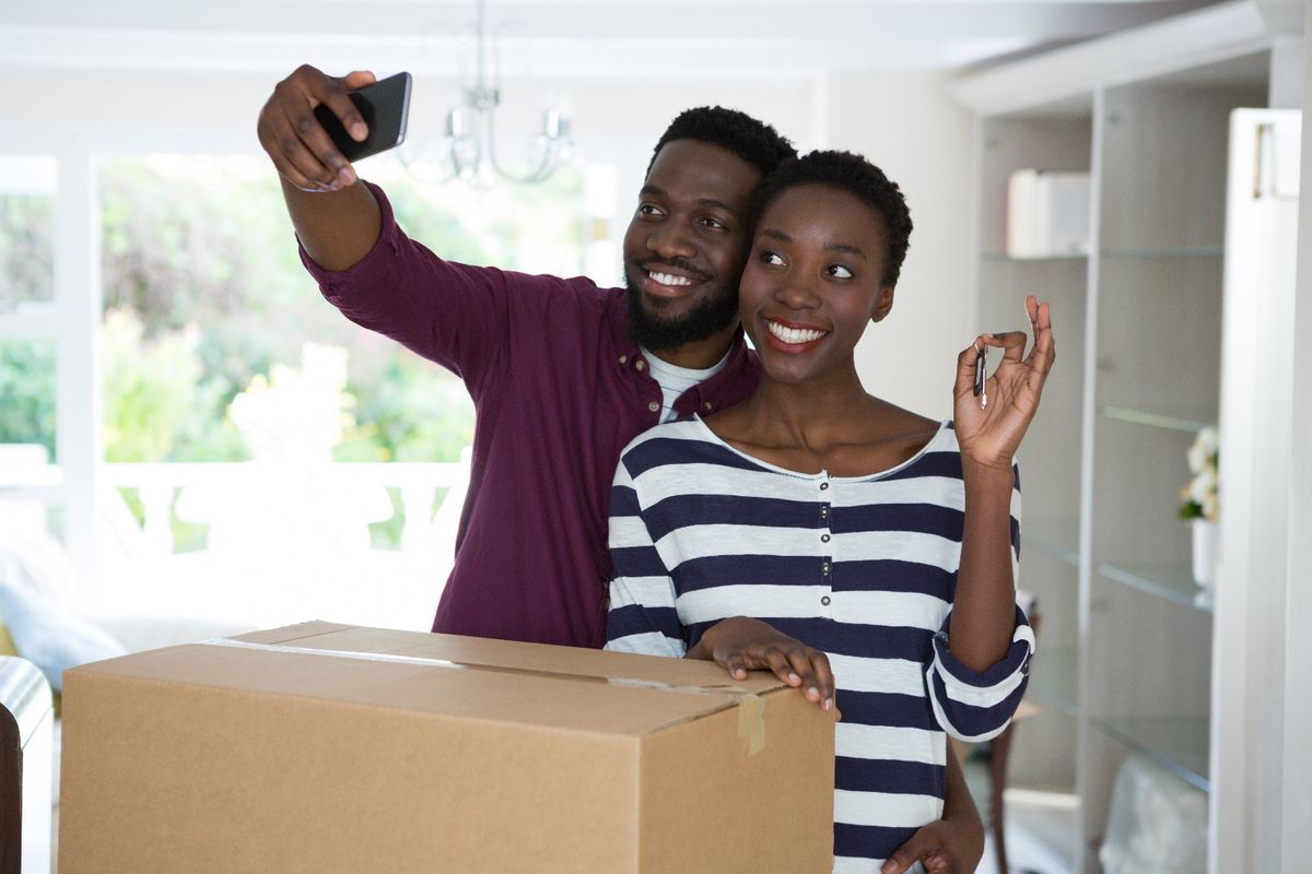 Un couple fait un selfie le jour de son emménagement